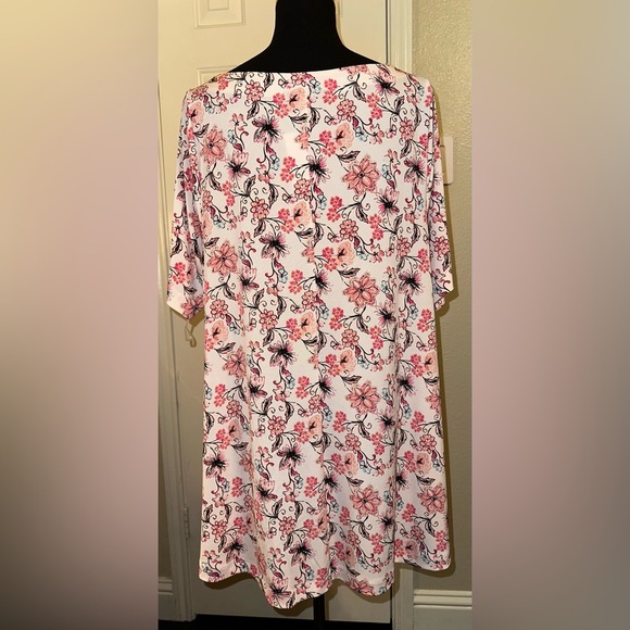 NWT Lane Bryant Pink Floral Blouse 14/16 Flowy Stretch Top V-Neck Plus Size - Picture 3 of 8
